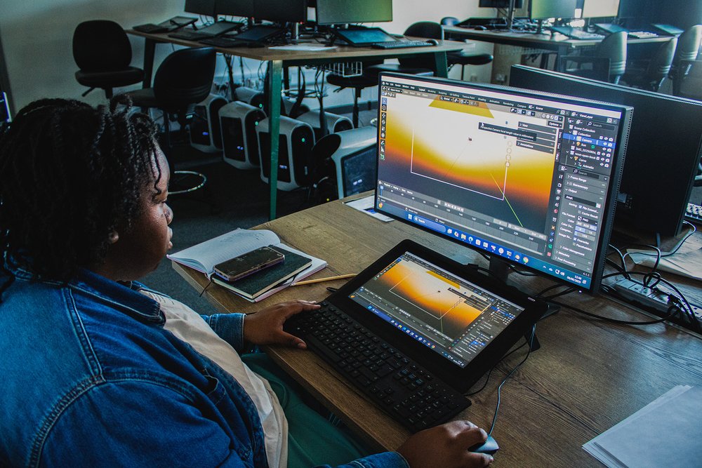 student using Blender software